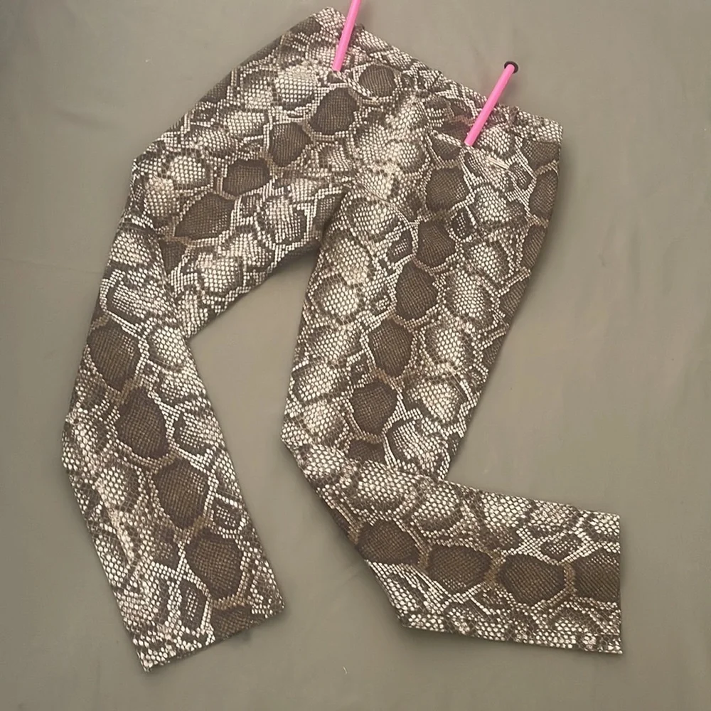 MICHAEL KORS Snake-Print  brown size 6” Women’s Jeans W Pockets front and Back